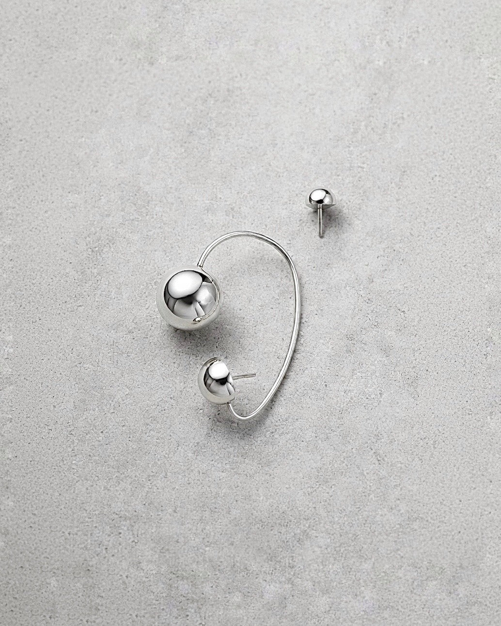 CAPSULE MONO EARRING